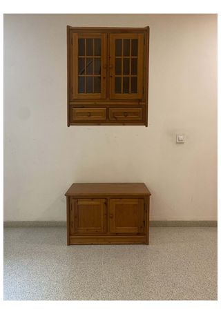 Mueble vitrina de madera maciza