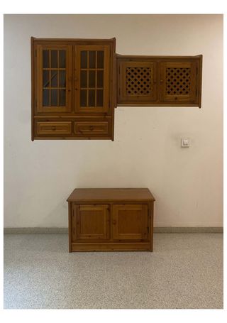 Mueble vitrina de madera maciza