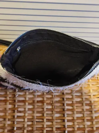 Bolso de flecos blanco y negro