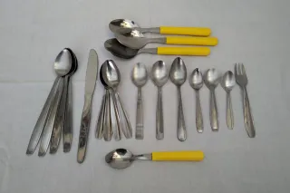 Lote cubiertos metal y plástico