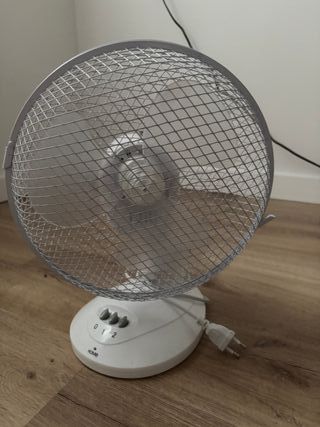 Ventilador de mesa plateado y blanco