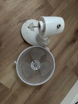 Ventilador de mesa plateado y blanco
