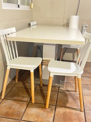Mesa extensible y 4 sillas blancas