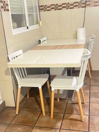 Mesa extensible y 4 sillas blancas