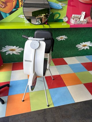 Silla infantil peluquería Pahi Moto Valentino