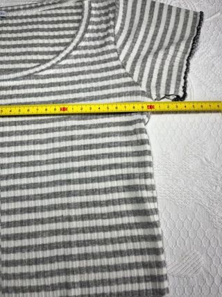 Camiseta crop top Noon de canalé A rayas gris...