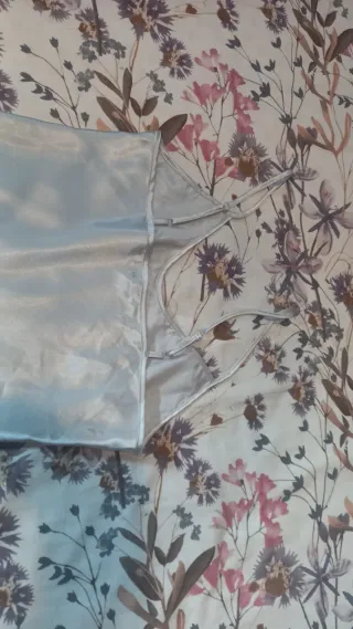 Camisón de satén gris con tirantes