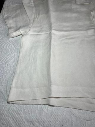 Camisa crop Parfois blanca cruda con bolsillo...