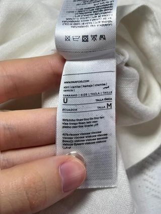 Camisa crop Parfois blanca cruda con bolsillo...