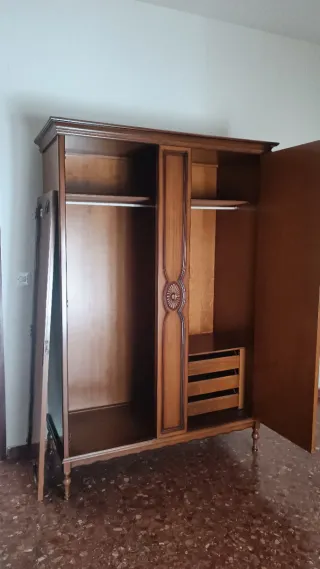 Ropero antiguo de madera