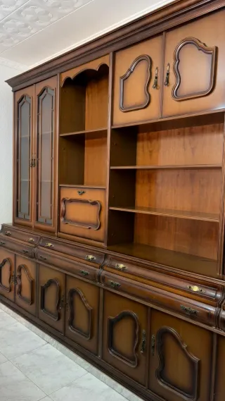 Mueble de salón de madera con vitrinas.