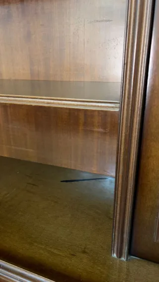 Mueble de salón de madera con vitrinas.