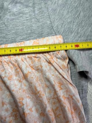 Pijama de dos piezas con camiseta gris Y...