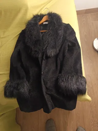 Abrigo negro con cuello de pelo sintético