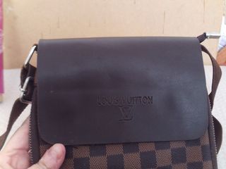 bolso de louis vuitton , mide de ancho 19 cm, alto