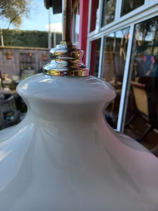 Lámpara de techo opalina y metal plateado