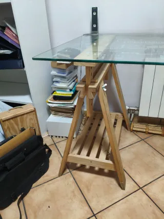 Mesa de cristal y madera