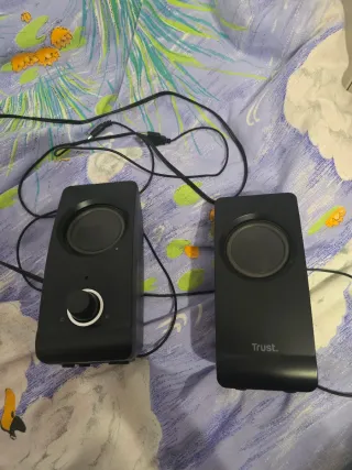 Altavoces Trust Negros