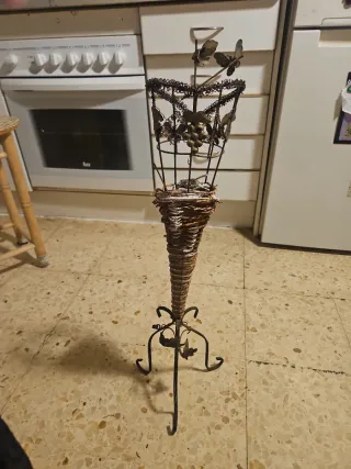 Florero forja y mimbre con mariposas