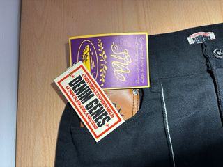 Pantalones negros con bordado de estrella