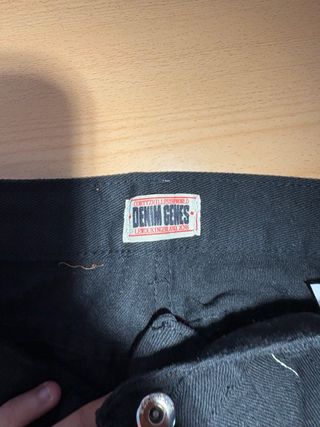 Pantalones negros con bordado de estrella