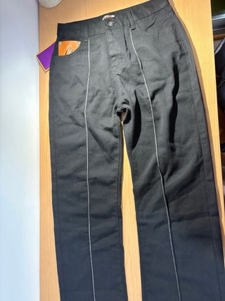 Pantalones negros con bordado de estrella