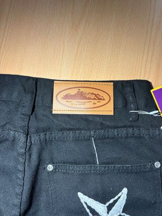 Pantalones negros con bordado de estrella