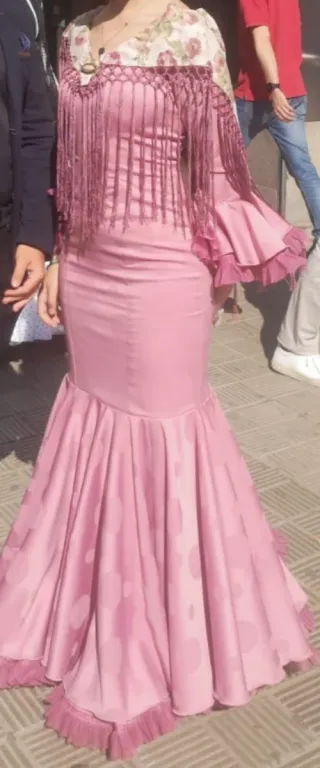 Traje de flamenca rosa con lunares