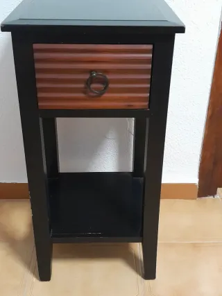 Mesa auxiliar negra y madera. Mide 70 alto,35 x35.