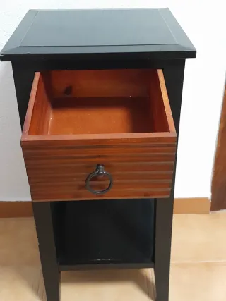 Mesa auxiliar negra y madera. Mide 70 alto,35 x35.