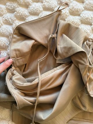 Mono corto Zara beige con etiqueta