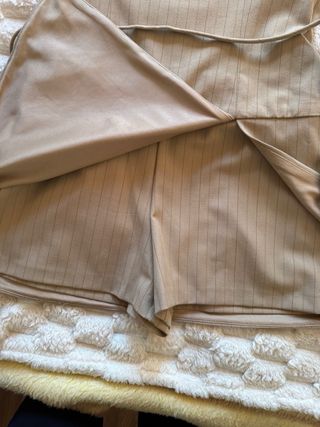 Mono corto Zara beige con etiqueta