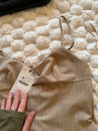 Mono corto Zara beige con etiqueta