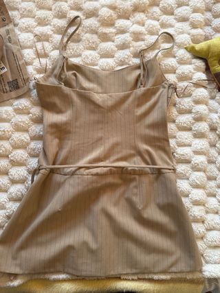 Mono corto Zara beige con etiqueta