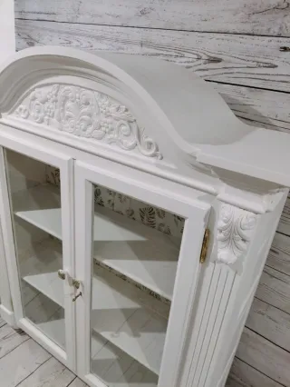 Vitrina de madera y cristal