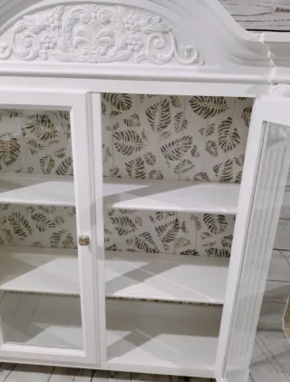 Vitrina de madera y cristal