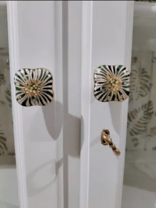 Vitrina de madera y cristal