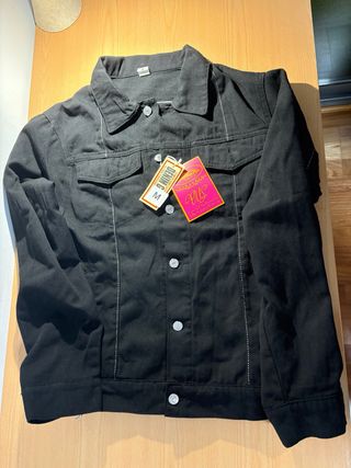 Chaqueta vaquera negra con bordado
