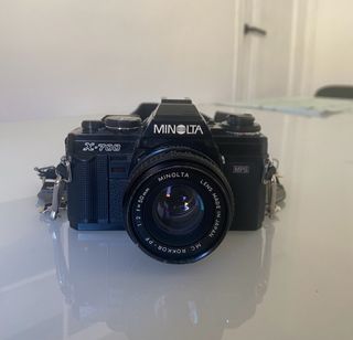 Camara Minolta X-700 + 2 lentes (50mm + 28mm)