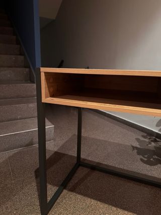 Escritorio moderno madera y metal.