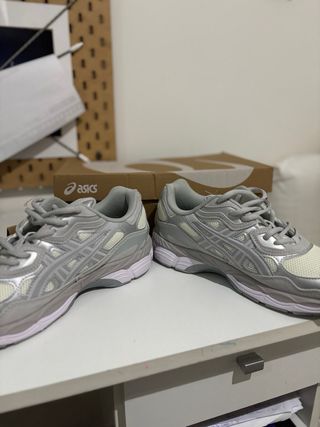Asics Gel NYC Gris y Blanco