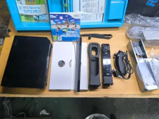 Consola Nintendo Wii en color negro, con su caja o