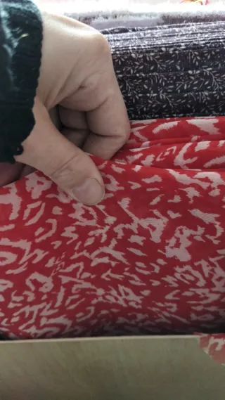 Tela azul con estampado floral blanco