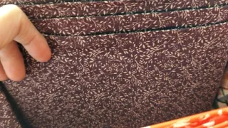 Tela azul con estampado floral blanco