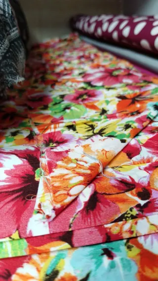 Tela azul con estampado floral blanco