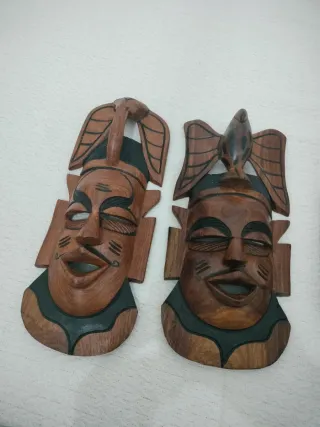 Varias figuras de madera tallada