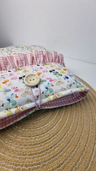 Funda libro floral con volantes y botón