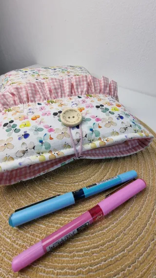 Funda libro floral con volantes y botón