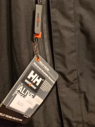Parka Helly Hansen Negra. Nueva a estrenar.