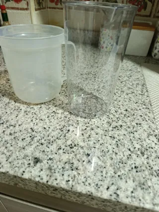 Jarra medidora graduada de plástico,1euro cada uni